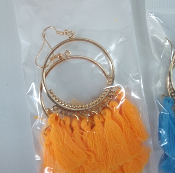 Jewelry Stand w. 3 New Pairs of Colorful Fringe Earrings - Picture 8 of 16